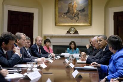 Barack Obama y, a su derecha, el vicepresidente Joe Biden, durante la reunión con los ejecutivos de BP en la sala Roosevelt de la Casa Blanca.