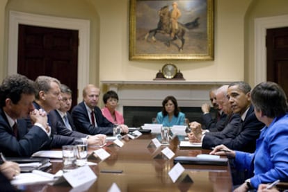 Barack Obama y, a su derecha, el vicepresidente Joe Biden, durante la reunión con los ejecutivos de BP en la sala Roosevelt de la Casa Blanca.