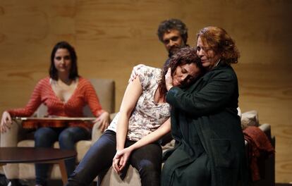De izquierda a derecha, Camila Viyuela, Nuria Mencía y Gloria Muñoz, en un ensayo de la obra. Detrás, Pau Durá.