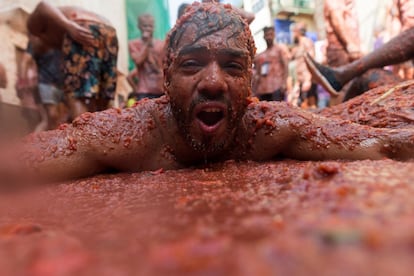 Uno de los participantes de la Tomatina cubierto de tomate, el 29 de agosto de 2018, en Buñol.