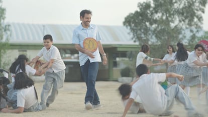 Eugenio Derbéz en el papel del maestro Sergio Juárez, en la película 'Radical' (dir. Zalla, 2023).