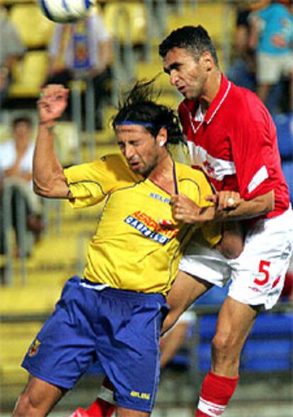 José Mari (izqda.) pugna por el balón con el jugador del Spartak de Moscú Iencsi.