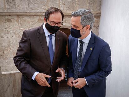 El consejero valenciano de Hacienda, Vicent Soler (derecha), y su homólogo andaluz, Juan Bravo, esta mañana en la sede del patio del departamento valenciano.