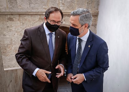 El consejero valenciano de Hacienda, Vicent Soler (derecha), y su homólogo andaluz, Juan Bravo, esta mañana en la sede del patio del departamento valenciano.