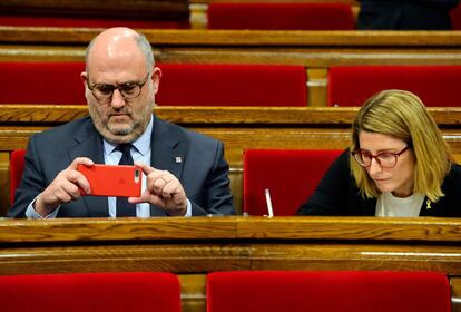 Eduard Pujol y Elsa Artadi, del partido Junts per Catalunya, antes del inicio del pleno.