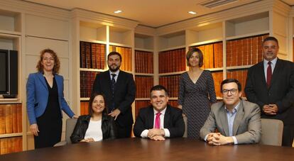 De izquierda a derecha, arriba, Inmaculada González (KPMG), Julián Villalba (Axesor), Elena Alfaro (BBVA) y José Ramón Morales (Garrigues). Abajo, Lola Serrano (Microsoft), Fernando Valles (Minsait) y Aitor Chinchetru (Fintonic).