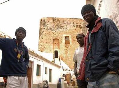 Jóvenes senegaleses que viven en el castillo de La Rábita (Granada).