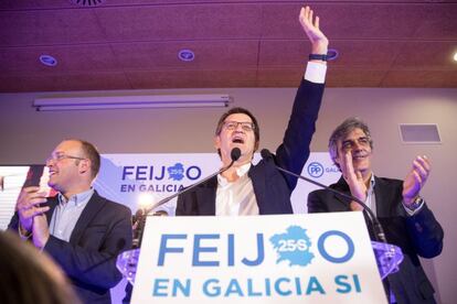 El candidato del PP, Alberto Núñez Feijoo, celebra la victoria electoral.