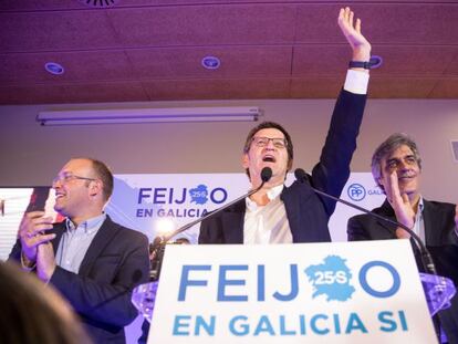 El candidato del PP, Alberto Núñez Feijoo, celebra la victoria electoral.