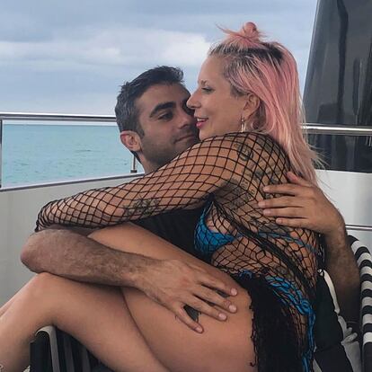 Lady Gaga y su nueva pareja, el ex de Lindsay Crouse, en Instagram.