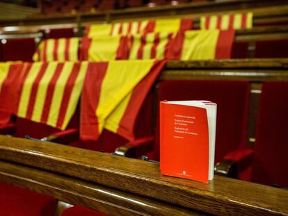 Aspecto de los escaños del PPC, con banderas de España y de Cataluña y un ejemplar con la Constitución Española , el Estatuto de Cataluña y el Reglamento del Parlment, tras aprobarse en el pleno del Parlament, la declaración de independencia.