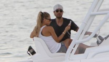 Kournikova e Iglesias navegando, en una imagen de 2012.