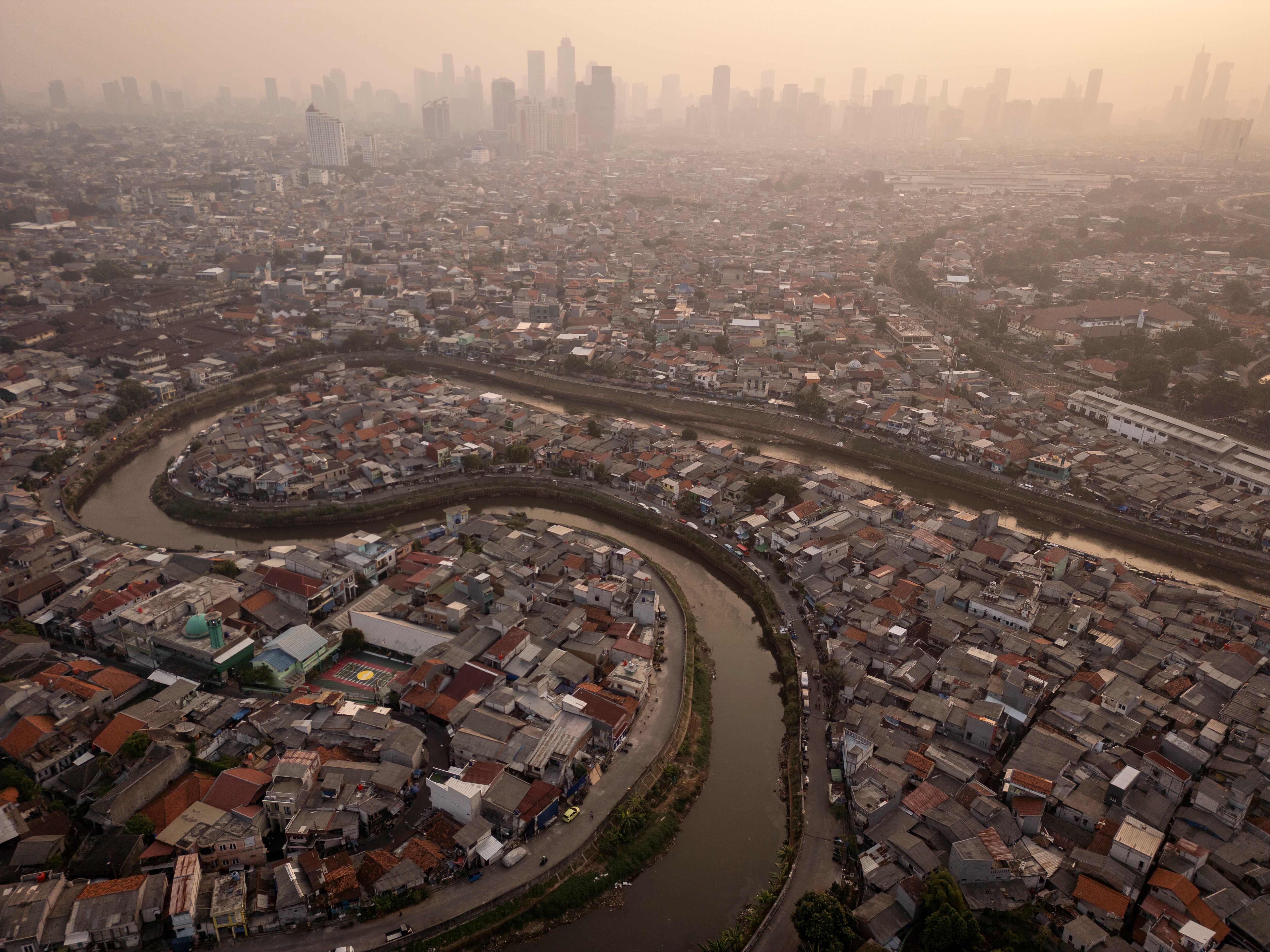 El río contaminado Ciliwung cruza el Kampung Melayu, en Yakarta Este a última hora del día con una gran capa de contaminación, a 13 de julio. 