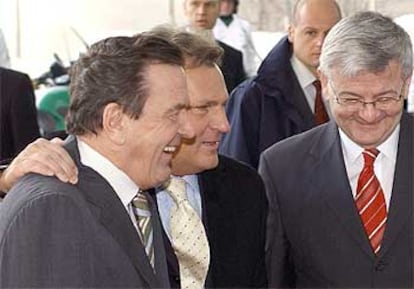 Gerhard Schröder y Aleksandr Kwasniewski entran juntos a la Cancillería de Berlín.