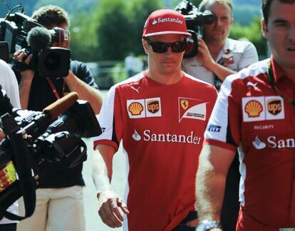 Raikkonen, a su llegada al circuito de Spa.