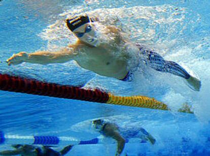 Pieter van den Hoogenband, camino de batir el récord de Europa y ganar el oro de los 200 metros libres.