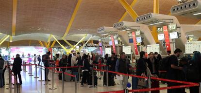 Pasajeros en el aeropuerto de Madrid Barajas.