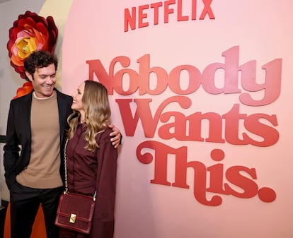 La química entre los actores Adam Brody y Kristen Bell es una de las claves del éxito de esta comedia romántica que arrasa en Netflix.