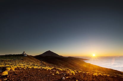 Los astrónomos llevaban décadas suponiendo que en el firmamento tenía que haber cuerpos celestes más grandes que los planetas, pero no lo bastante grandes para liberar la energía que requiere brillar como el Sol. Finalmente, en 1995, la hipótesis fue confirmada en el Observatorio del Teide, situado en el pico homónimo, en iac.es