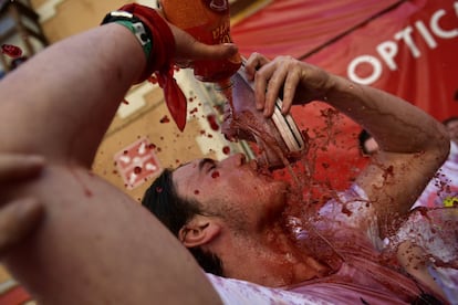 Un joven bebe de una zapatilla durante el chupinazo de San Fermín 2019.