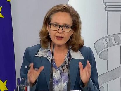 La vicepresidenta de Asuntos Económicos, Nadia Calviño, durante la rueda de prensa ofrecida esta mañana en La Moncloa.