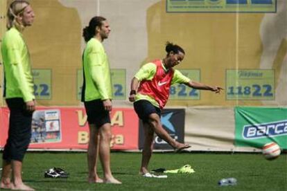 Maxi, Motta y Ronaldinho,  descalzos, en el entrenamiento de ayer.