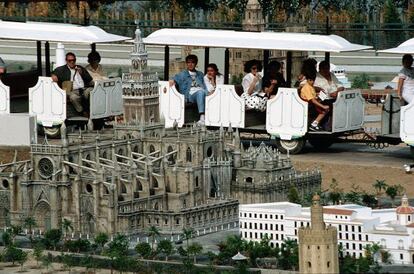 Visitantes en el parque Andalucía de los Niños, en 1992.