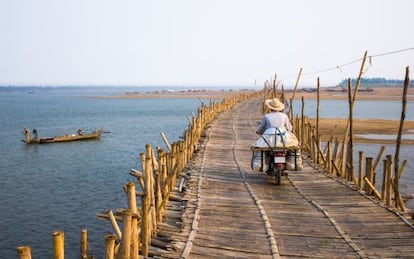 Puente de bambú sobre el río Mekong, en Kompong Cham, en Camboya.