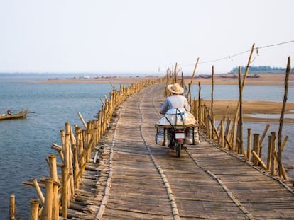 Puente de bambú sobre el río Mekong, en Kompong Cham, en Camboya.