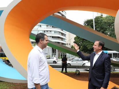 O prefeito Jo&atilde;o Doria apresenta, ao lado de seu vice, Bruno Covas, o monumento de Tomie Ohtake repintado. 