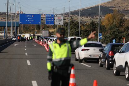 A police checkpoint on the border of the Madrid region and Castilla y León last year.