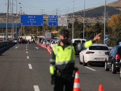Control de la Guardia Civil en la AP-6, en el límite entre la Comunidad de Madrid y Castilla y León, la pasada Semana Santa.