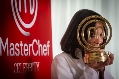 Castell posa con el galardón de MasterChef Celebrity 2022, este miércoles en Madrid.