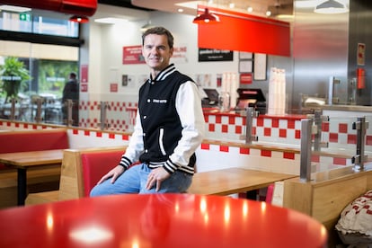 Daniel Agromayor,director general de Five Guys España y Portugal fotografiado en un local de la marca, situado en La Torre Caleido de Madrid.