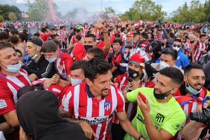 Savic rodeado de aficionados del Atlético de Madrid.