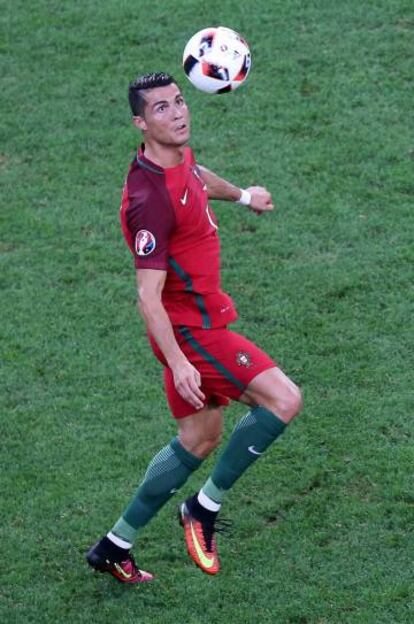 Cristiano contola el balón en el partido ante Polonia.