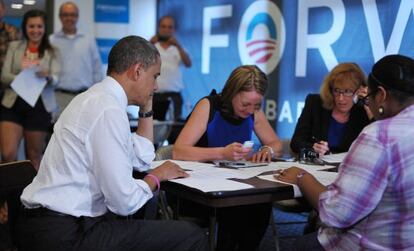 El presidente Obama llama a un voluntario de su campaña después de votar en Chicago.