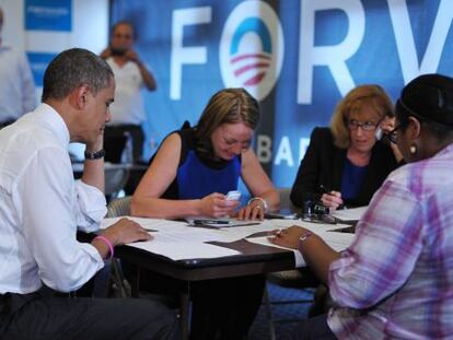 El presidente Obama llama a un voluntario de su campaña después de votar en Chicago.