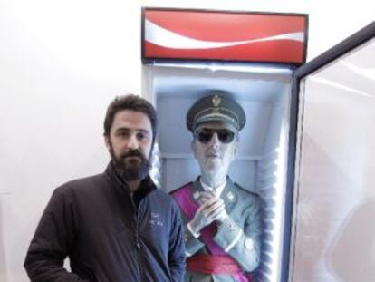 El artista Eugenio Merino posa junto a su obra 'Always Franco', que se puede ver en ARCO