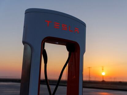 Una estación de carga de coches eléctricos de Tesla en Kettleman City, California.