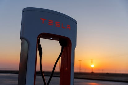 Una estación de carga de coches eléctricos de Tesla en Kettleman City, California.