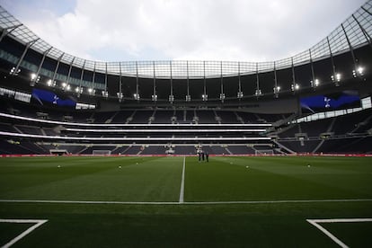 Não será o time principal que abre o novo campo dos 'Spurs', já que no dia 24 de março foi disputada uma partida de sua equipe sub-18 contra o Southampton. Na ocasião, o atacante J'Neil Bennett marcou o primeiro gol na história do novo campo.