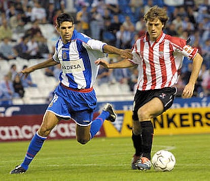 Guerrero controla el balón ante Valerón.