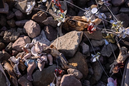 El montículo está formado por las piedras de todas las que han visitado el sitio por primera vez. Al arrojarlas, a veces quiebran crucifijos que han sido colocados ahí por familiares o amigos de antiguos chalmeros que han fallecido. Otras cruces son abandonadas en este punto porque se quebraron en la caminata y prefieren comprar otra en el camino a Chalma para colocarla en casa cuando vuelvan.
