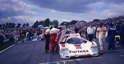 Jesús Pareja, a la derecha, camina junto a su prototipo en las 24 Horas de Le Mans de 1986.