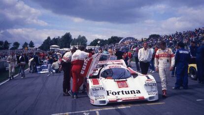 Jesús Pareja, a la derecha, camina junto a su prototipo en las 24 Horas de Le Mans de 1986.