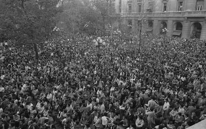 Explanada de la Plaza de Armas durante el funeral de Jarlán, en la Catedral de Santiago, en 1984.