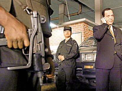 El alcalde de Cali, John Maro Rodríguez, ayer, protegido por dos policías colombianos.
