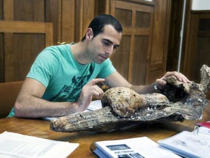 Ismael Miján, investigador de la Sociedade Galega de Historia Natural, con uno de los fósiles.