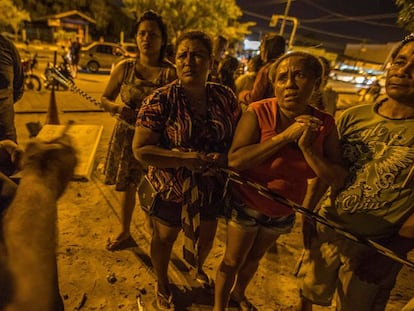 Fam&iacute;lias de presos esperam por informa&ccedil;&otilde;es em frente ao IML de Boa Vista.